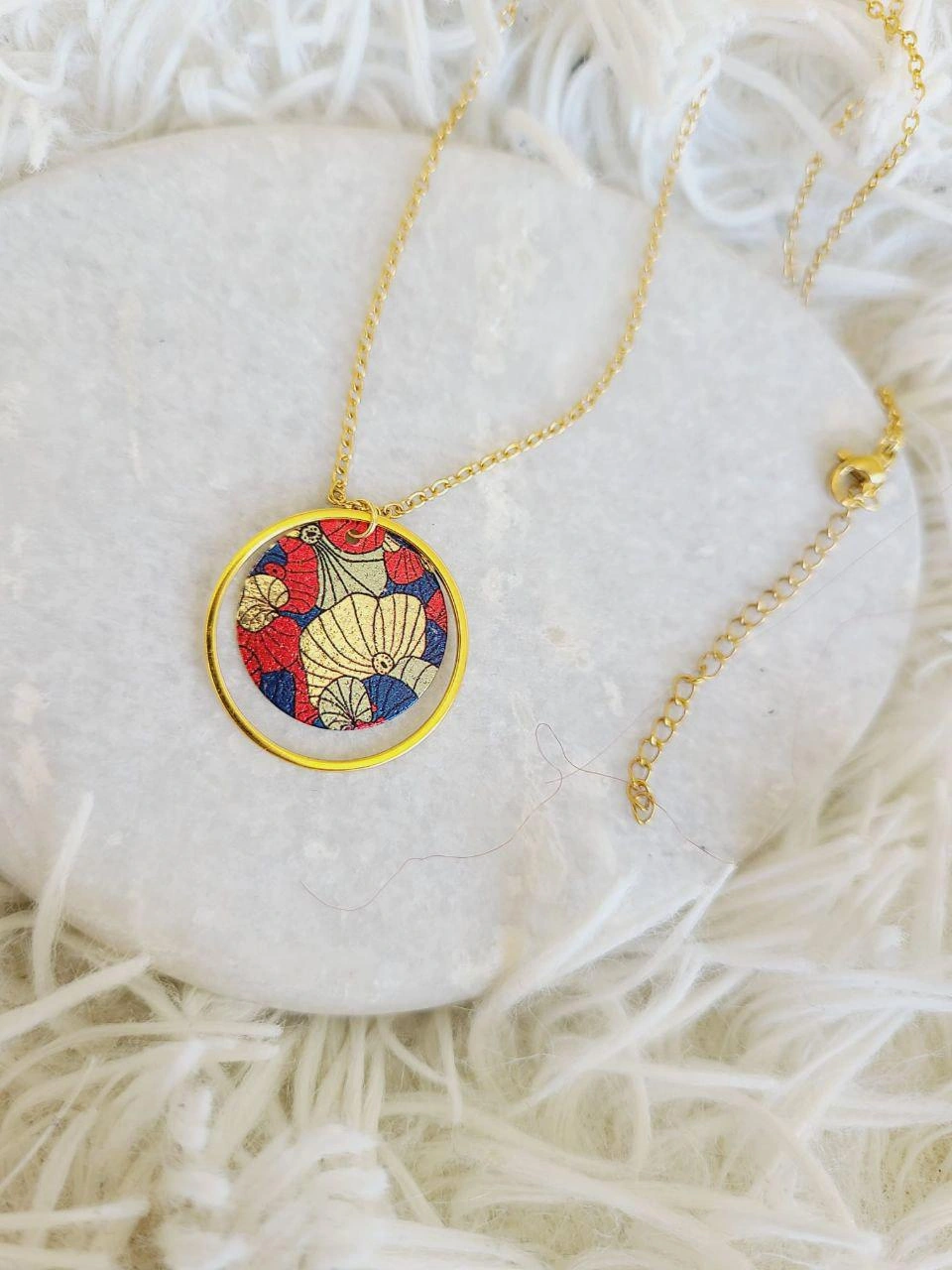 collier-fleurs-or-secondaire-5 Collier Cercle Créole Doré & Sequin Japonais Ginkgo – Acier Inoxydable