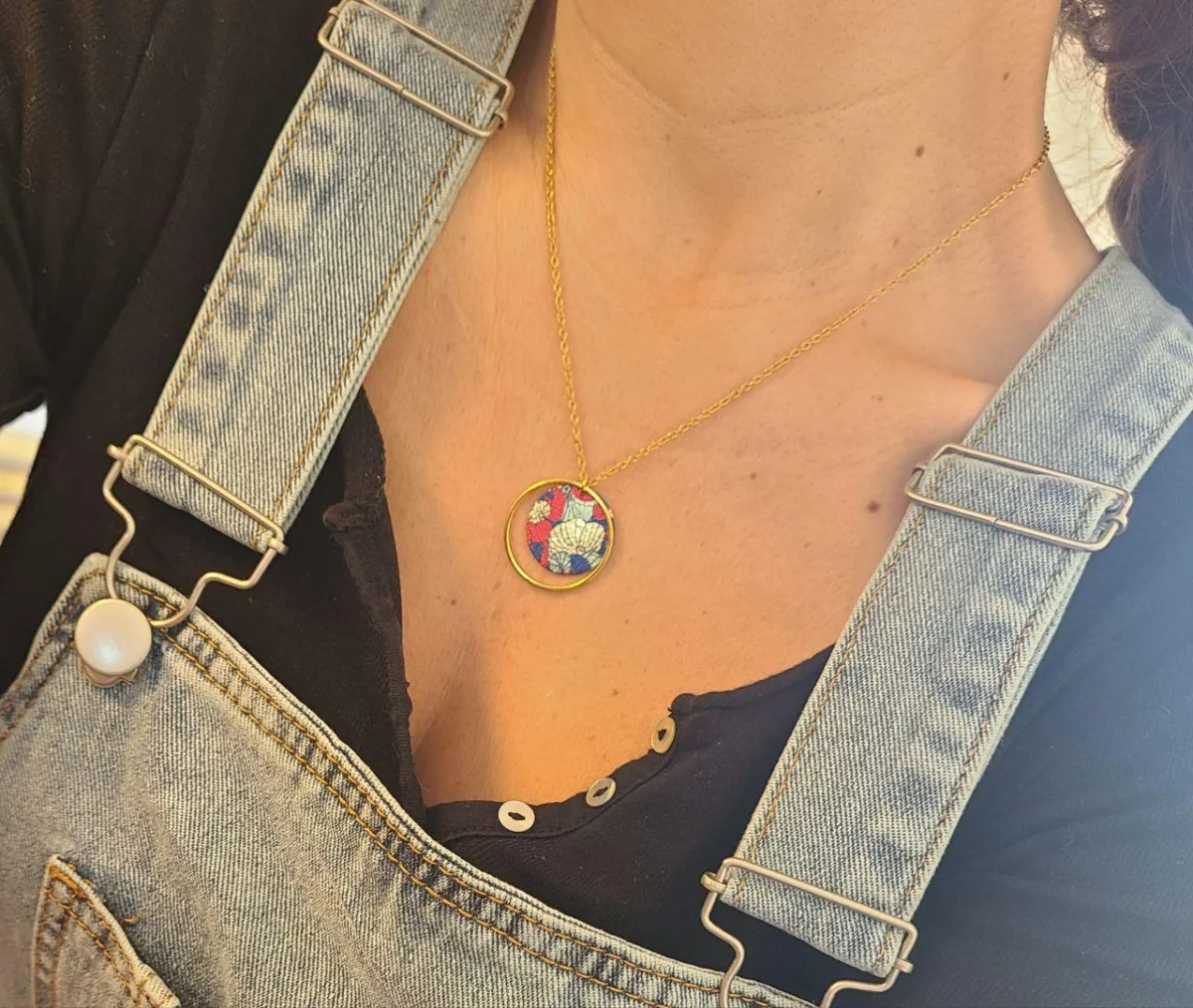 collier-fleurs-or-secondaire-6 Collier Cercle Créole Doré & Sequin Japonais Ginkgo – Acier Inoxydable