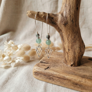 Sans titre (3000 x 3000 px) (39) photo de boucles d'oreilles pendantes avec perles de jade verte et labradorite grise motif triangle argenté