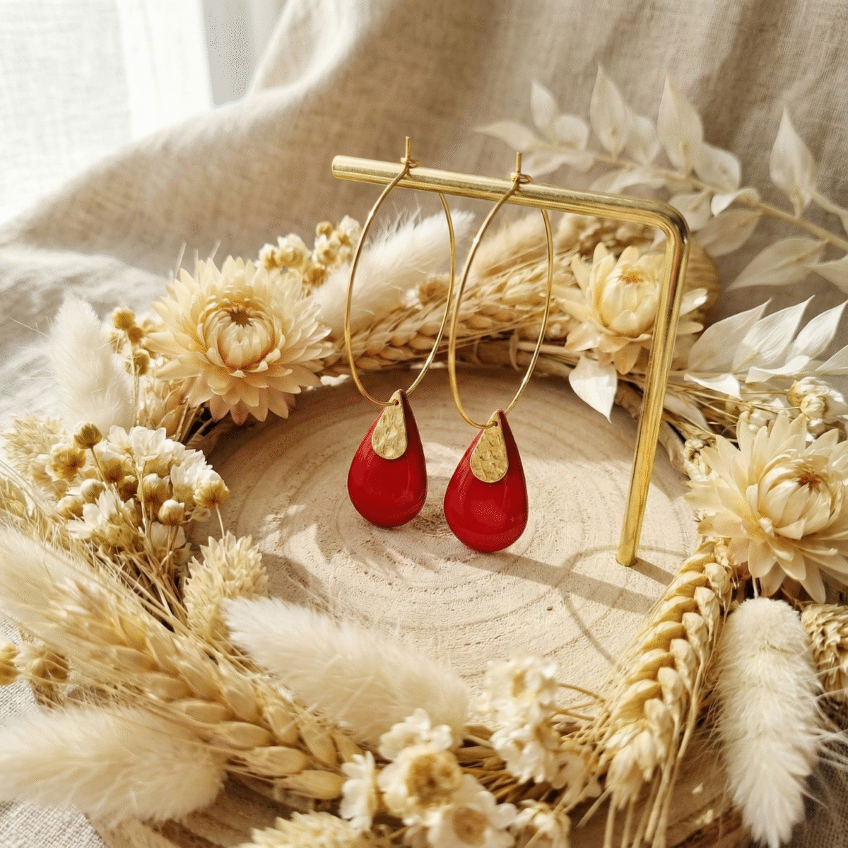 Sans titre (3000 x 3000 px) (45) Créoles fines dorées avec goutte rouge émaillée – Acier Inoxydable