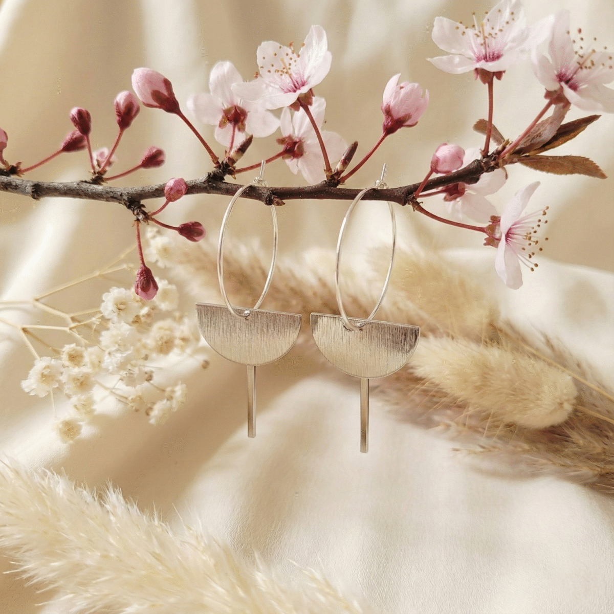 Créoles géométriques argentées en acier inoxydable – Demi-lune et Barre