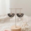Boucles d'Oreilles Argentées "Éventail Japonais" — Perle de Coquillage