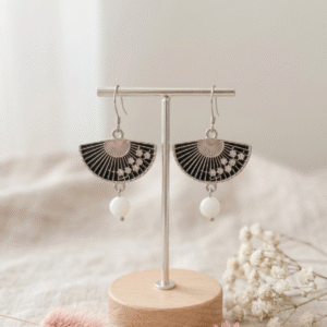 Boucles d'Oreilles Argentées "Éventail Japonais" — Perle de Coquillage