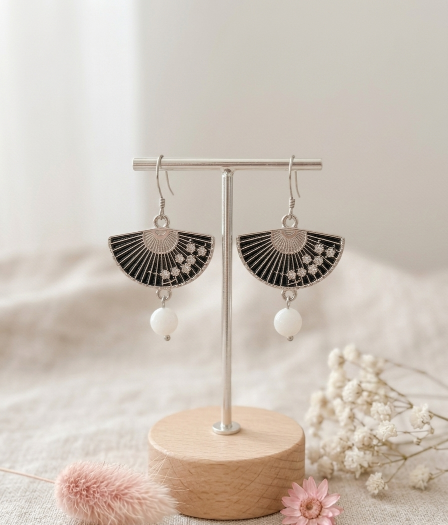 Boucles d'Oreilles Argentées "Éventail Japonais" — Perle de Coquillage