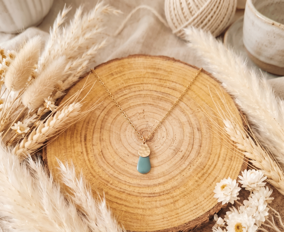 Collier Doré "Goutte Vert Sapin" — Émail & Détail Martelé