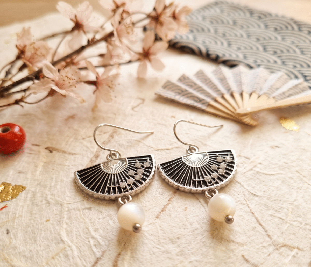 Boucles d'Oreilles Argentées "Éventail Japonais" — Perle de Coquillage