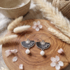 Boucles d'Oreilles Argentées "Éventail Japonais" — Perle de Coquillage
