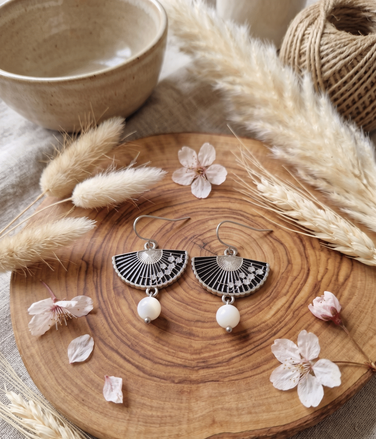 Boucles d'Oreilles Argentées "Éventail Japonais" — Perle de Coquillage