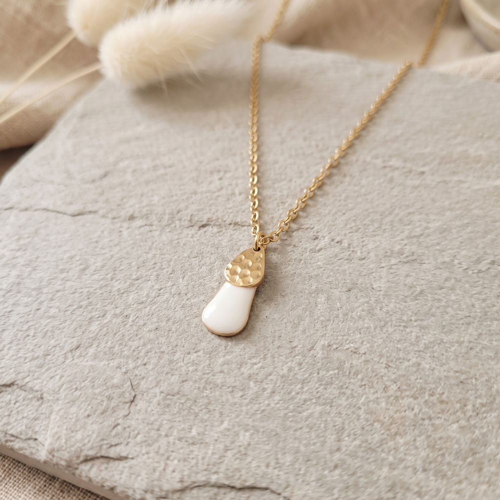 Sans titre (1000 x 1000 px)(3) Collier Doré "Goutte Blanche" — Émail & Détail Martelé