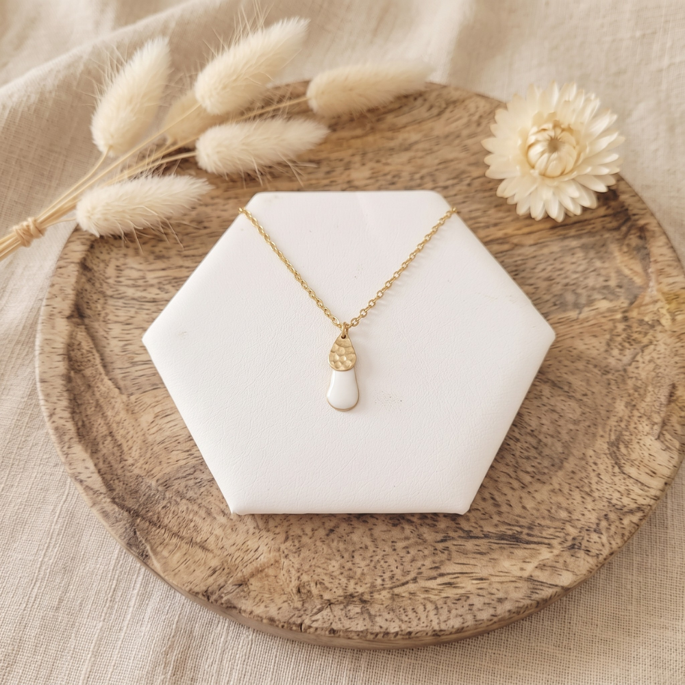 Sans titre (1000 x 1000 px)(4) Collier Doré "Goutte Blanche" — Émail & Détail Martelé