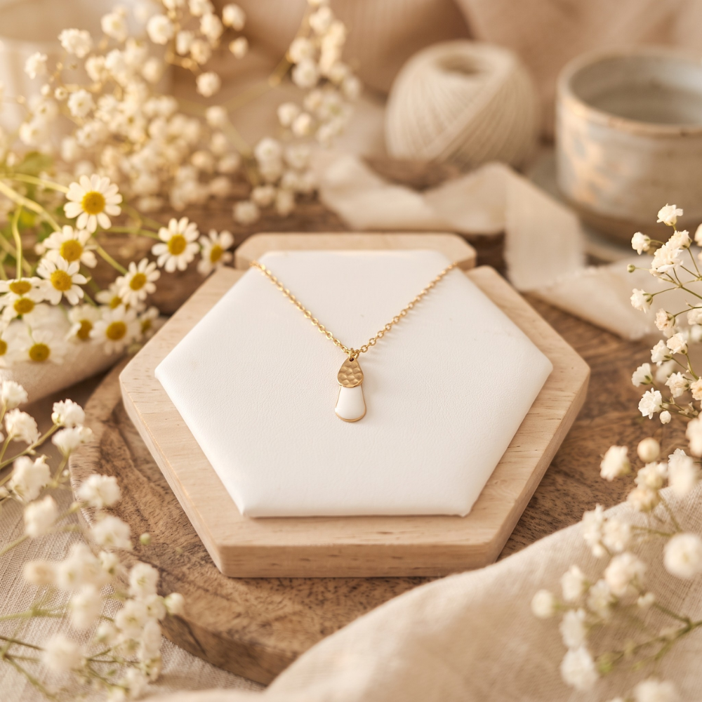 Sans titre (1000 x 1000 px)(5) Collier Doré "Goutte Blanche" — Émail & Détail Martelé