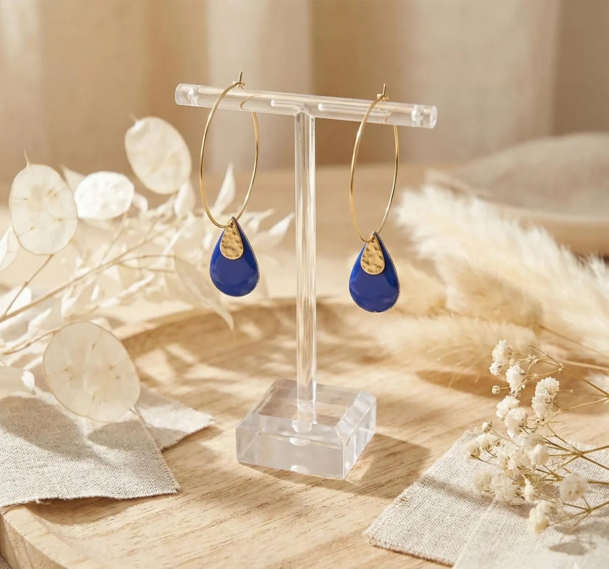 Créoles Dorées "Goutte Bleu Roi" — Émail & Détail Martelé
