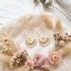 Créoles coquillage doré et pièce de nacre blanche pour mariage, fait main à Nancy Créoles coquillage doré et pièce de nacre blanche pour mariage, fait main à Nancy