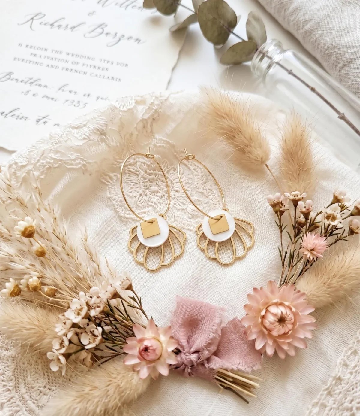 Créoles coquillage doré et pièce de nacre blanche pour mariage, fait main à Nancy Créoles coquillage doré et pièce de nacre blanche pour mariage, fait main à Nancy