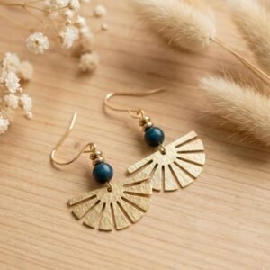 Boucles d'oreilles éventail doré hématite bleue sur fond bois clair