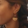 boucles-eventail-dore-hematite-portees.jpg Boucles d'oreilles éventail doré hématite bleue portées à l'oreille