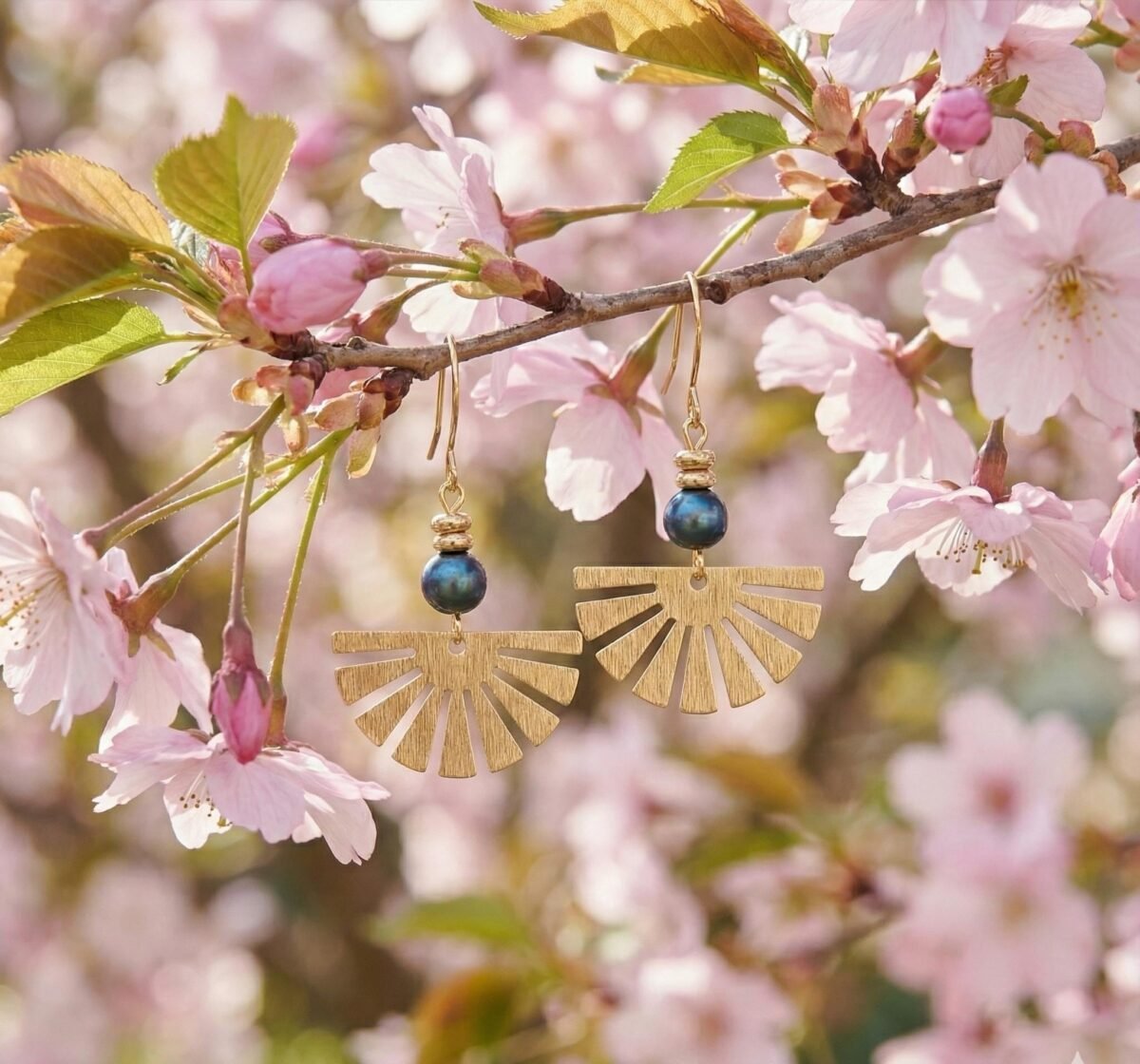 boucles-eventail-dore.jpg Boucles d'oreilles éventail doré