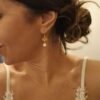 boucles-lotus-mariage-portee.jpg Boucles d'oreilles lotus nacré portées, idéales cérémonie