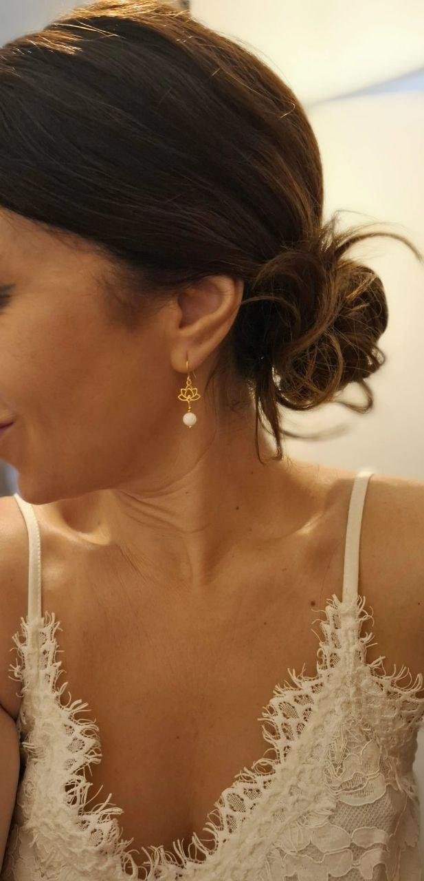 boucles-lotus-mariage-portee.jpg Boucles d'oreilles lotus nacré portées, idéales cérémonie