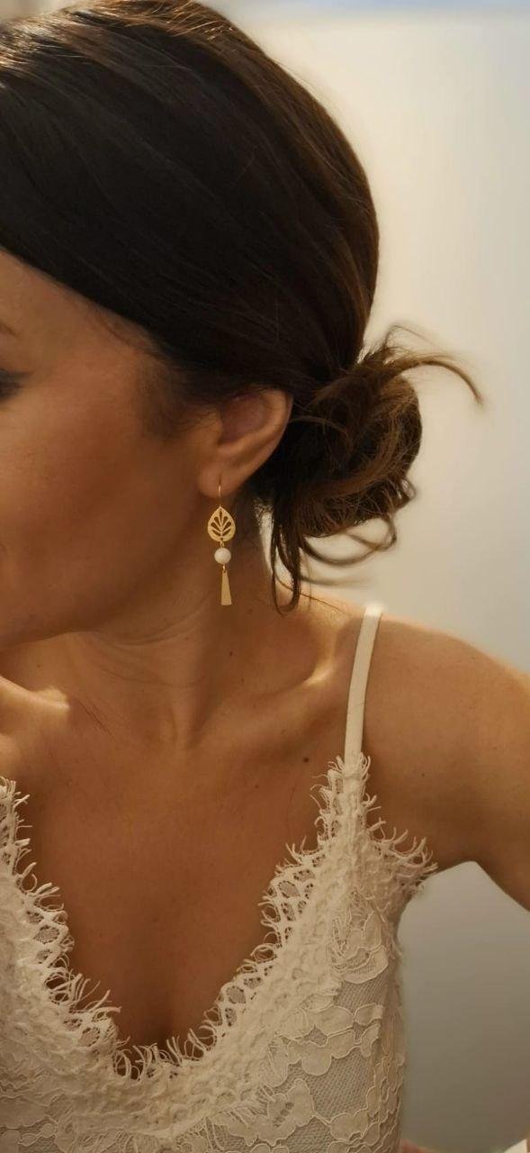 Boucles d'oreilles feuille mariage portées, idéales cérémonie