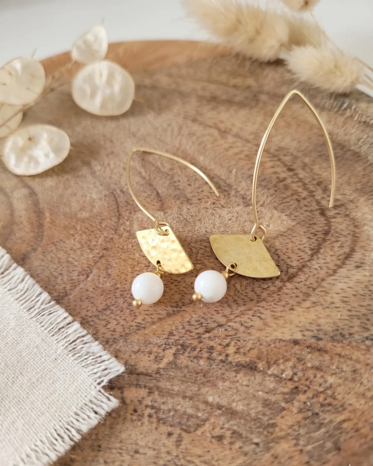 Boucles d'oreilles marquise éventail martelé et perle nacrée blanche pour mariage, fait main à Nancy