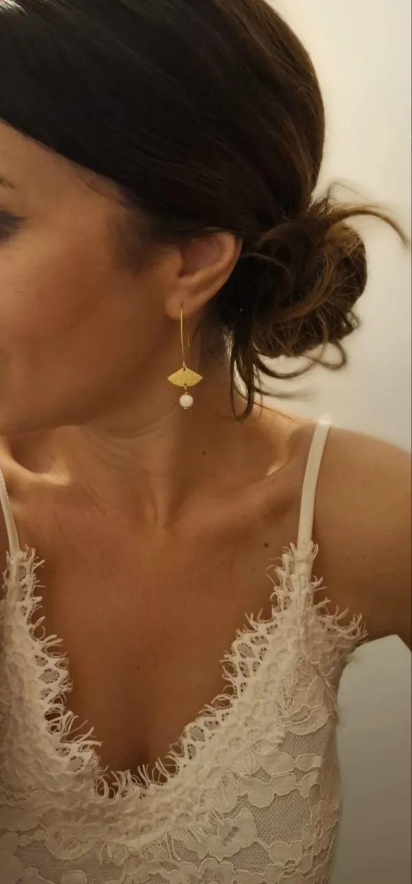 Boucles d'Oreilles Dorées "Demi-Lune Nacrée" — Marquise & Perle Blanche