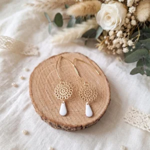 Boucles d'oreilles rosace dorée et goutte blanche pour mariage, fait main à Nancy