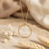 Collier cercle nacré doré déplié avec sa chaîne 45 cm et son extension