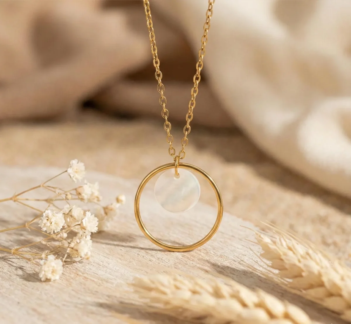 Collier cercle nacré doré déplié avec sa chaîne 45 cm et son extension
