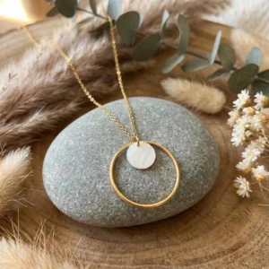 Collier cercle nacré doré posé sur galet avec eucalyptus