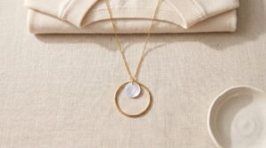 Colliers artisanaux faits main : collier doré à cercle de nacre Art Déco sur lin naturel