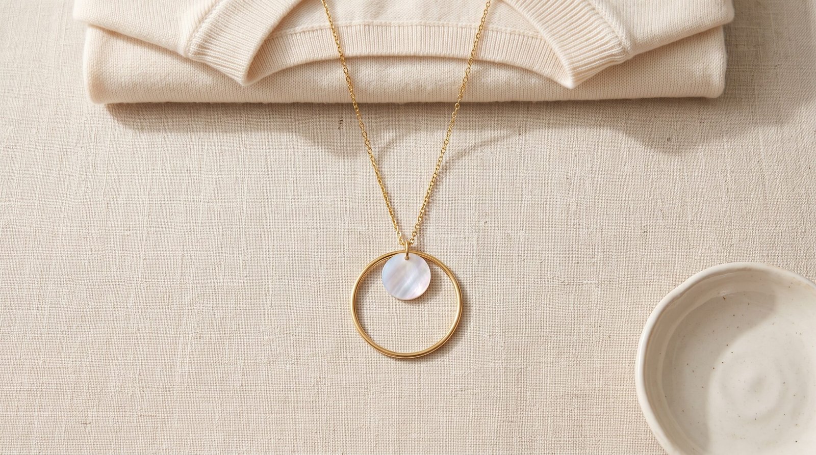 Colliers artisanaux faits main : collier doré à cercle de nacre Art Déco sur lin naturel