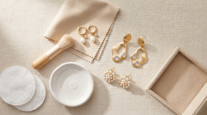 Entretenir ses bijoux en acier et laiton : boucles d'oreilles, chiffonnette microfibre et brosse douce