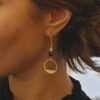 Boucles d'Oreilles Dorées "Contraste" — Howlite Noire & Perle d'Eau Douce Boucles d'Oreilles Dorées "Contraste" — Howlite Noire & Perle d'Eau Douce