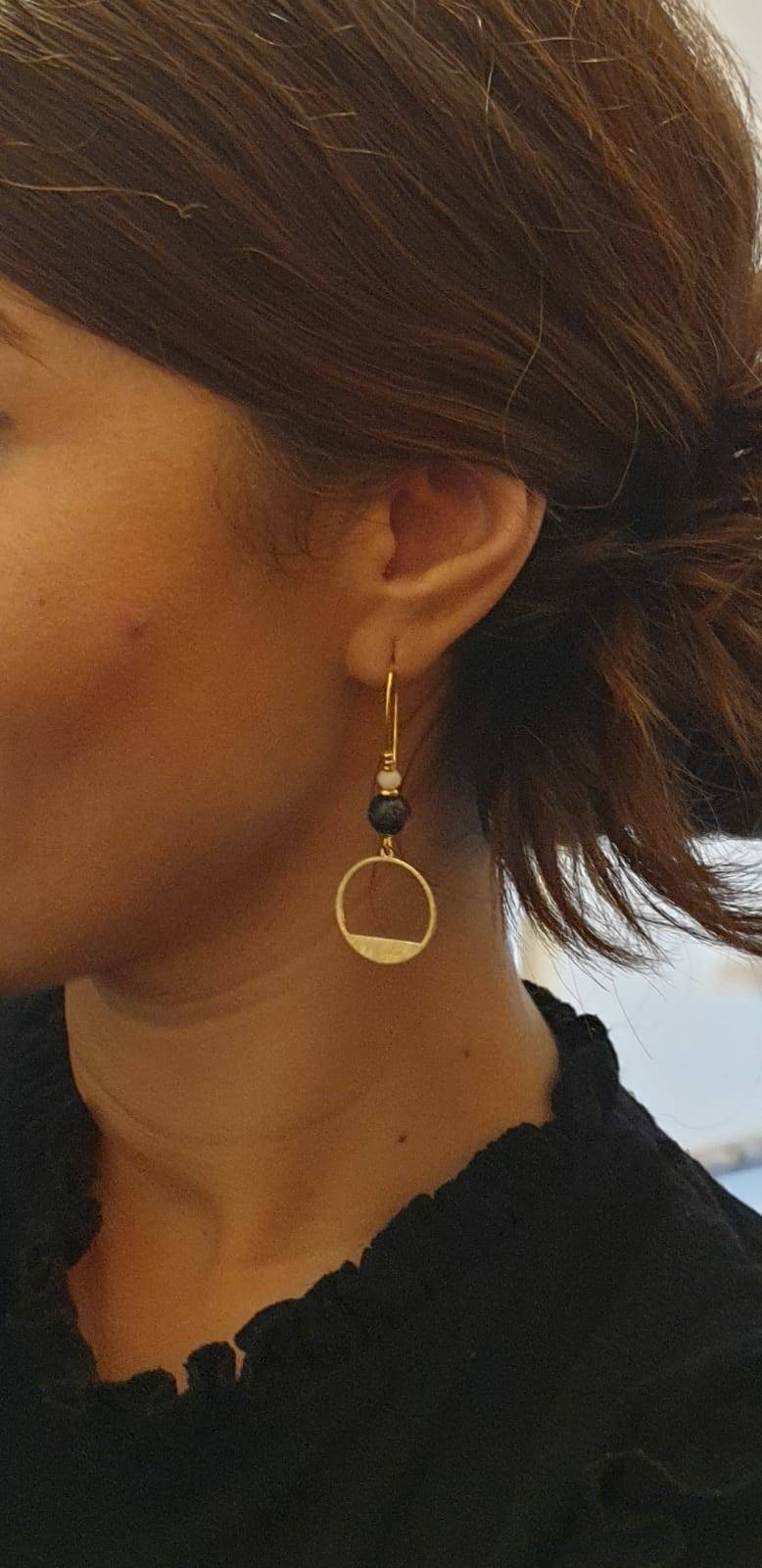 Boucles d'Oreilles Dorées "Contraste" — Howlite Noire & Perle d'Eau Douce Boucles d'Oreilles Dorées "Contraste" — Howlite Noire & Perle d'Eau Douce