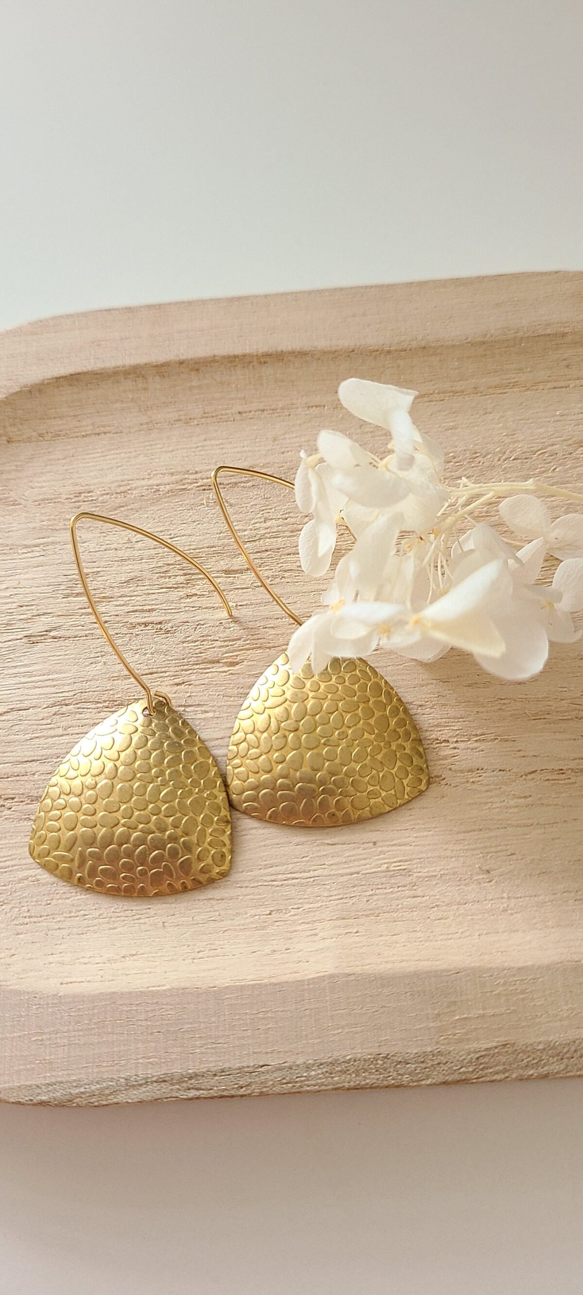 Boucles d'Oreilles Dorées "Solstice" — Triangle Martelé en Laiton Brut - photo 2 Boucles d'Oreilles Dorées "Solstice" — Triangle Martelé en Laiton Brut - photo 2