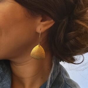 Boucles d'Oreilles Dorées "Solstice" — Triangle Martelé en Laiton Brut