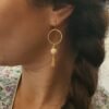 Boucles d'Oreilles Dorées "Verticale" — Cercle Ajouré & Bâtonnet - photo 2