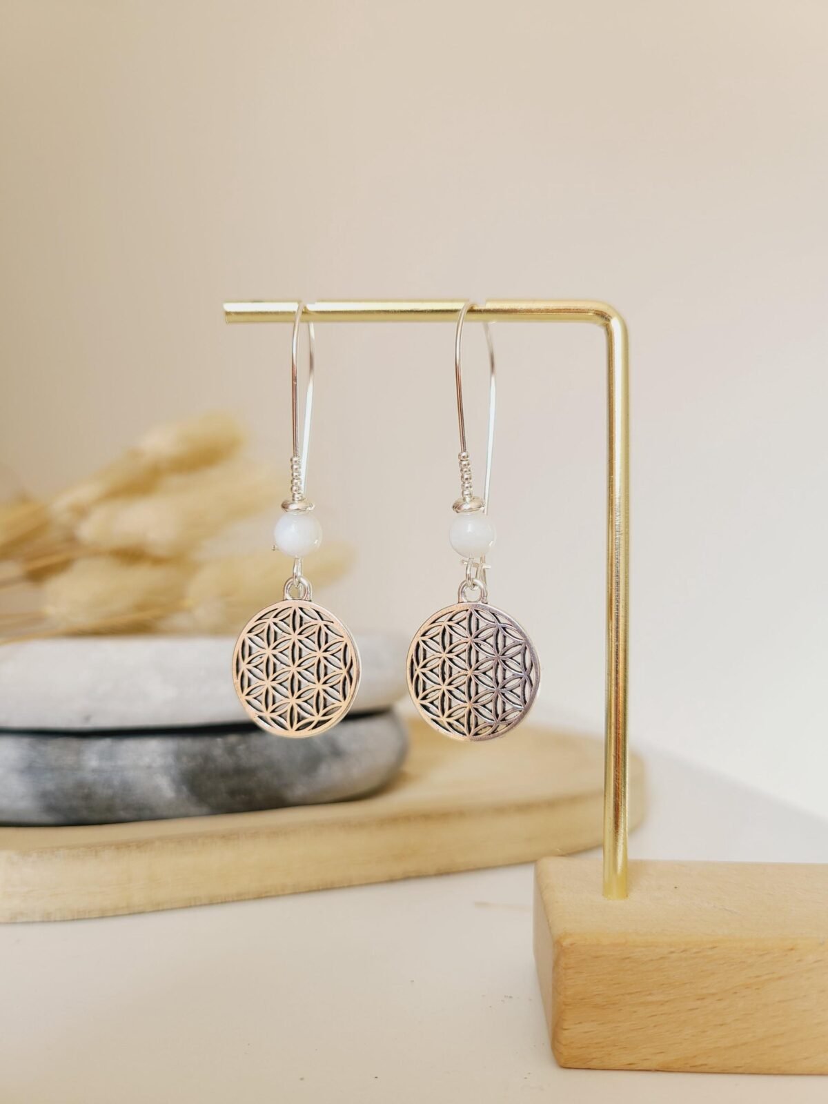 Boucles d'Oreilles Argentées "Fleur de Vie" — Disque Ajouré & Nacre - photo 3