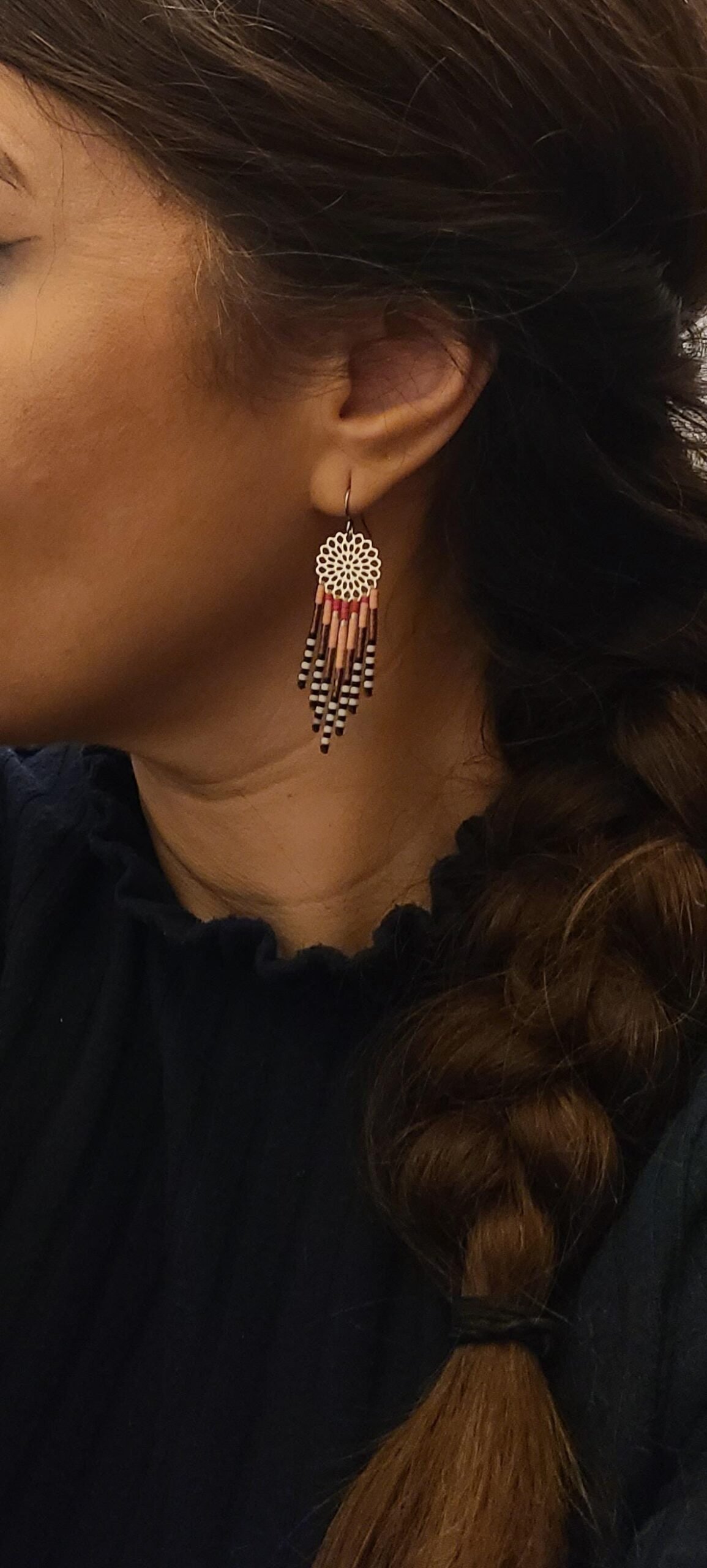 Boucles d'Oreilles Tissées "Rosace" — Estampe Fleurie & Franges Rose Rouge - photo 2