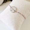 Bracelet personnalisé médaille gravée et chaîne argentée perlée Bracelet personnalisé médaille gravée et chaîne argentée perlée