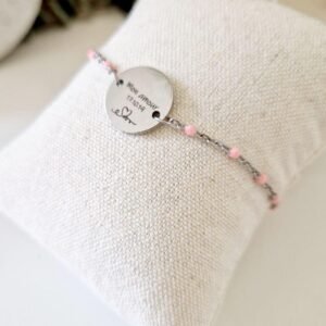 Bracelet personnalisé médaille gravée et chaîne argentée perlée