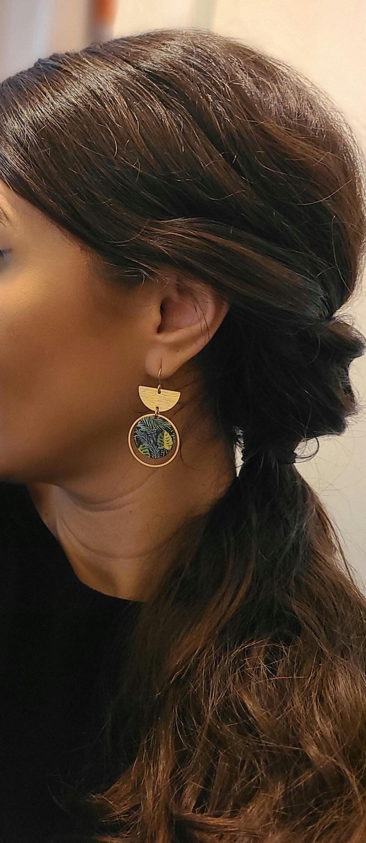 Boucles d'Oreilles Dorées "Canopée" — Demi-Cercle & Monstera Vert - photo 2