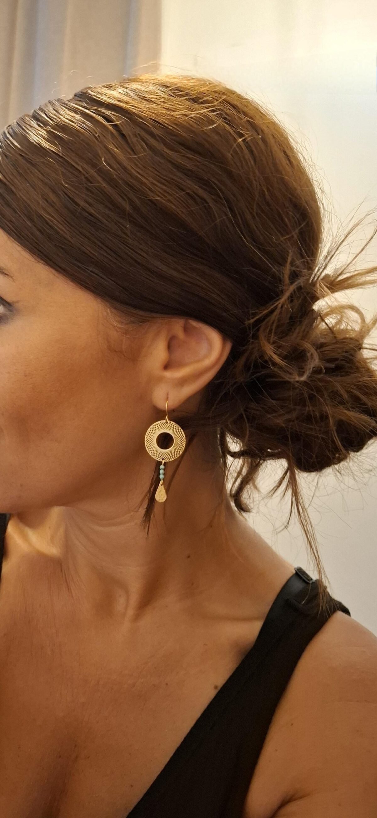 Boucles d'Oreilles Dorées "Soleil Doux" — Cercle Ajouré & Turquoise