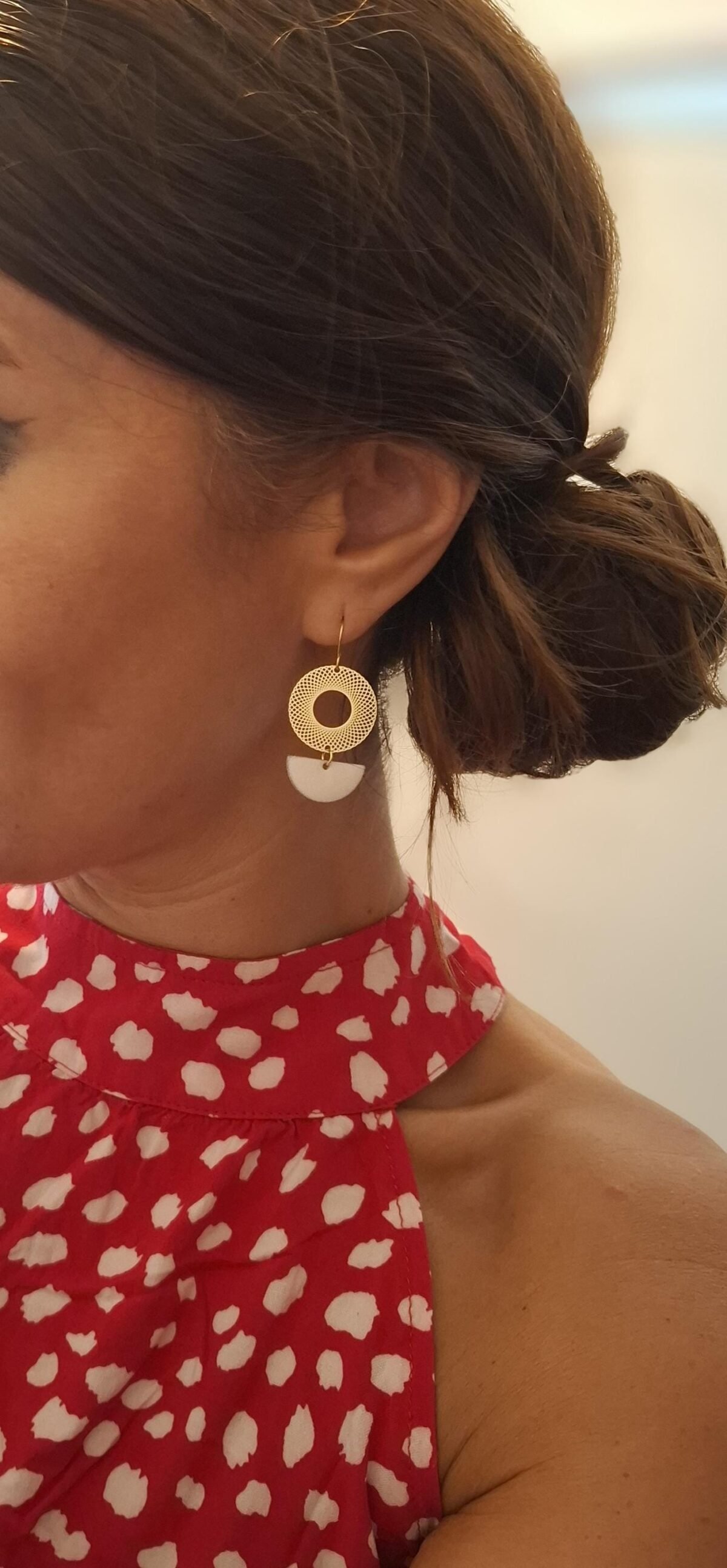 Boucles d'Oreilles Dorées "Croissant" — Rosace Filigranée & Demi-Lune Nacrée