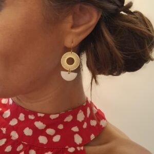 Boucles d'Oreilles Dorées "Croissant" — Rosace Filigranée & Demi-Lune Nacrée