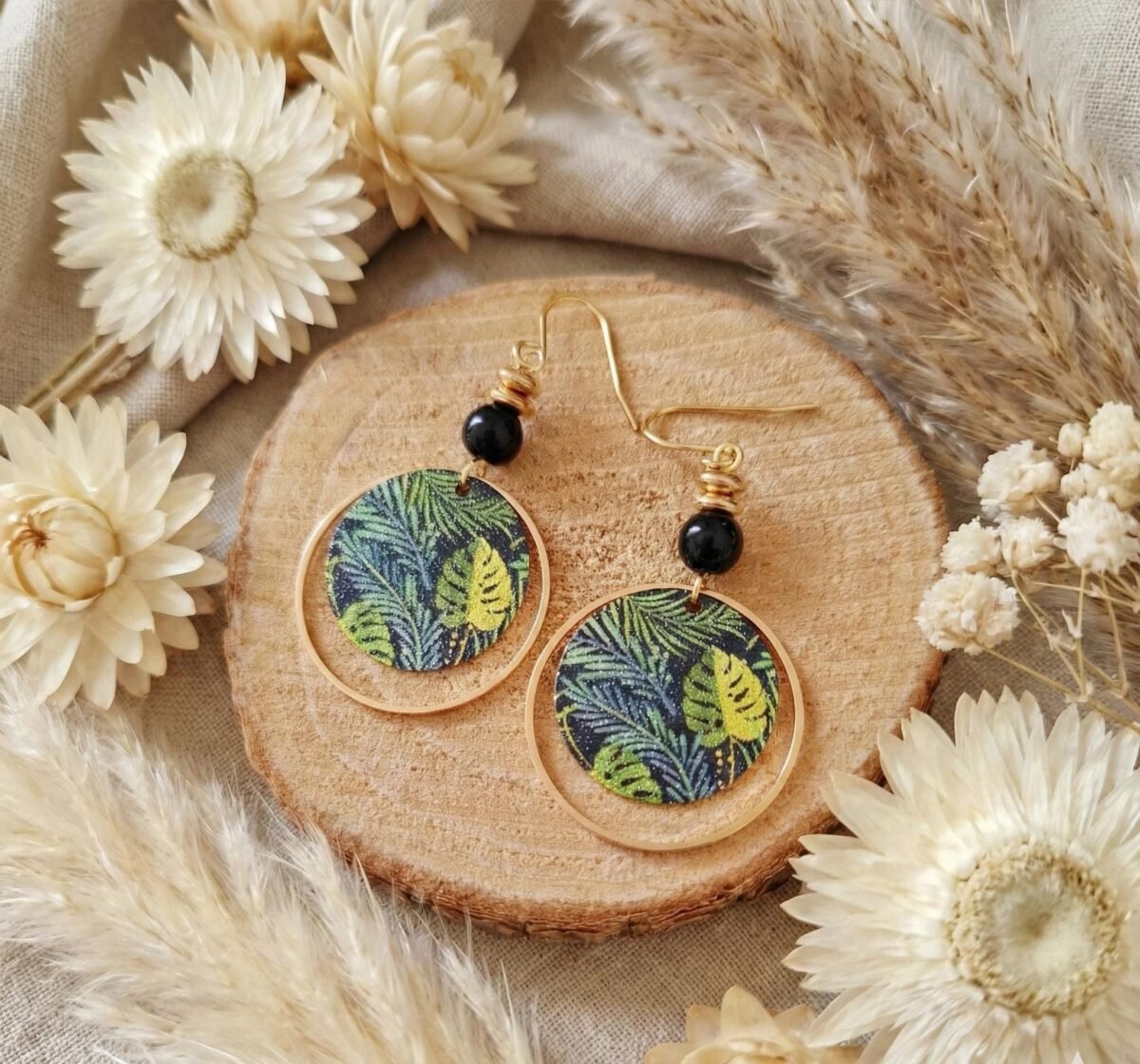 Boucles d'Oreilles Dorées "Monstera" — Pastille Émaillée & Hématite - photo 2 Boucles d'Oreilles Dorées "Monstera" — Pastille Émaillée & Hématite - photo 2