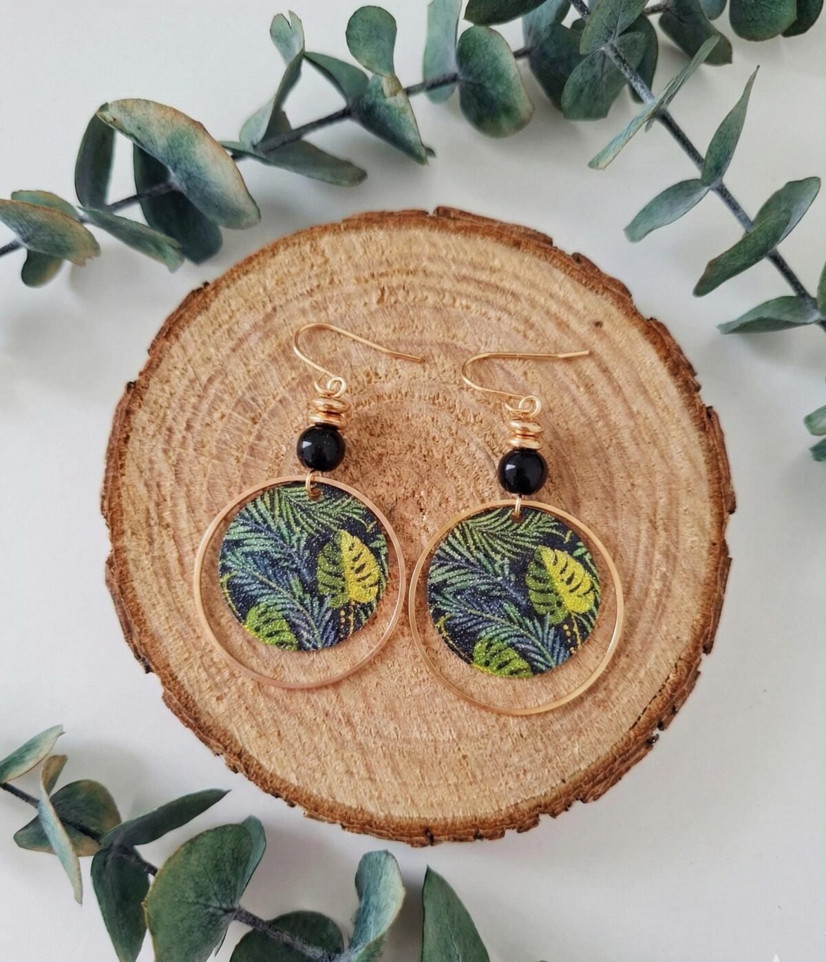 Boucles d'Oreilles Dorées "Monstera" — Pastille Émaillée & Hématite Boucles d'Oreilles Dorées "Monstera" — Pastille Émaillée & Hématite