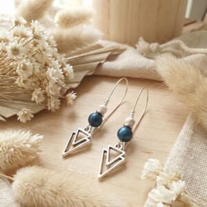 Boucles d'Oreilles Argentées "Double Triangle" — Perle d'Hématite Art Déco Boucles d'Oreilles Argentées "Double Triangle" — Perle d'Hématite Art Déco
