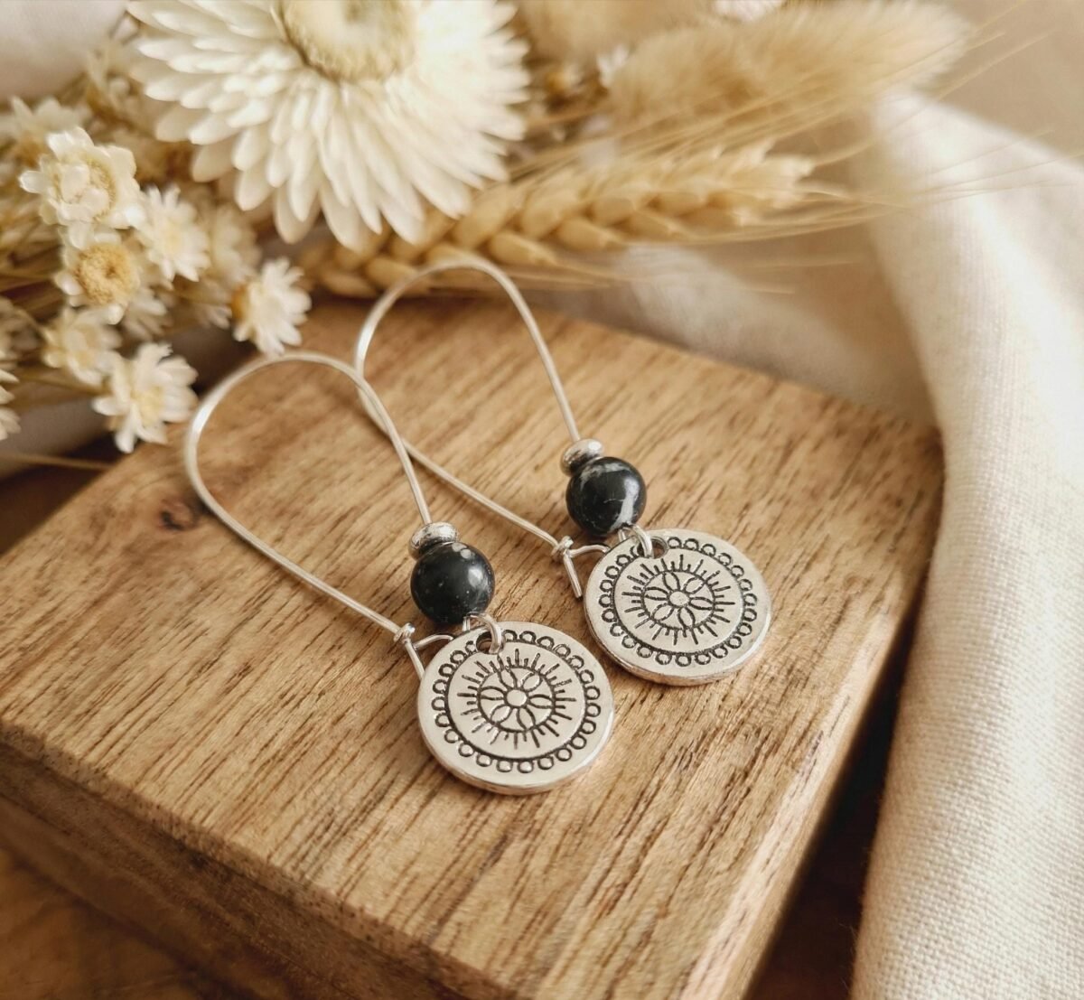 Boucles d'Oreilles Argentées "Soleil Gravé" — Médaillon Rosace & Hématite - photo 5 Boucles d'Oreilles Argentées "Soleil Gravé" — Médaillon Rosace & Hématite - photo 5